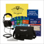 Een headset, een gele pilotenlogboek, meerdere boeken en kaarten, en een zwarte tas met een vleugel-embleem.