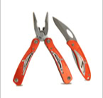 Oranje multitool met een tang en een mes op een witte achtergrond.