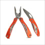 Oranje multitool met een tang en een mes op een witte achtergrond.